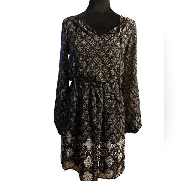 Mudd Dresses & Skirts - NWT Mudd Black & White chiffon babydoll dress. Juniors size Small.